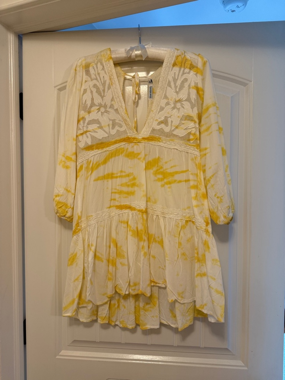 Blue Island, coverup LN size MED Women’s Yellow Tie-Dye V-Neck Tiered Dress